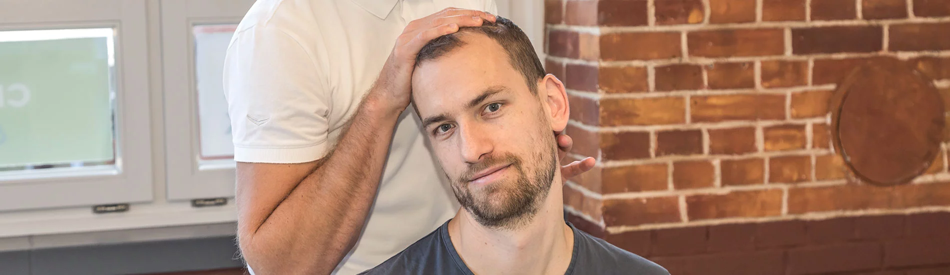 Osteopathische Palpation des Nackens in der Praxis Esslingen