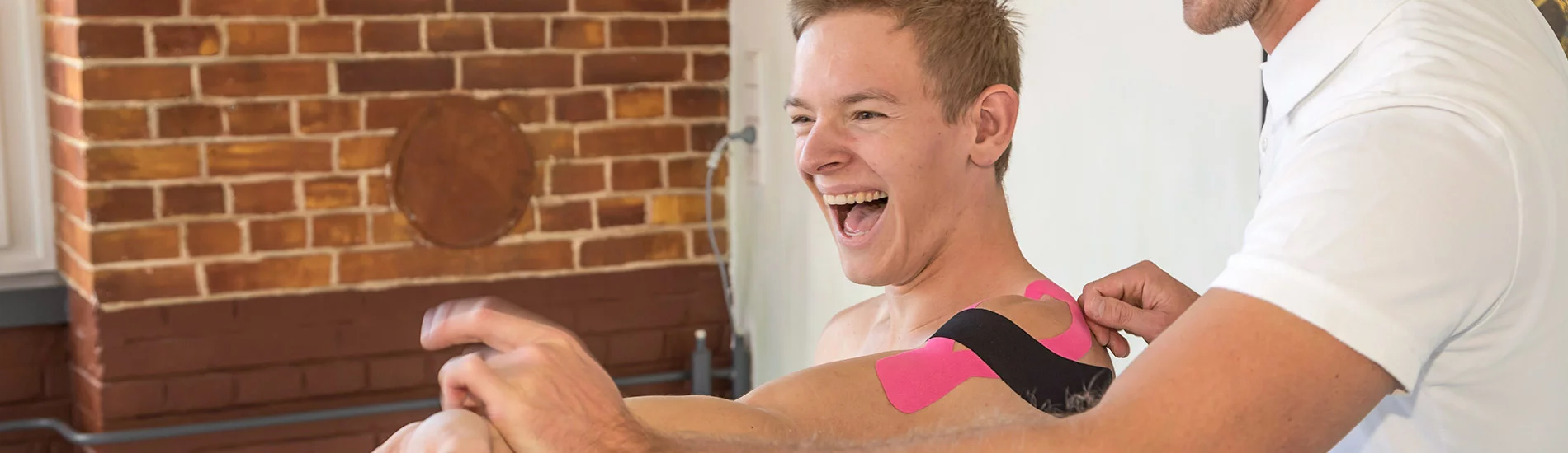 Osteopathie bei Schulterbeschwerden - Kinesiotaping