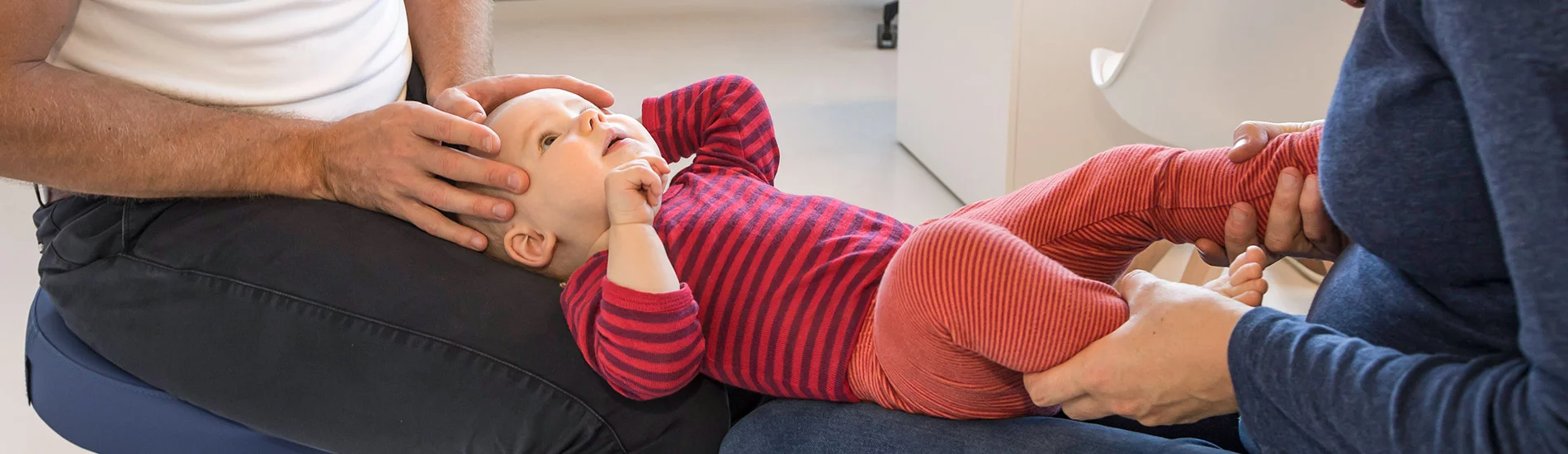 Behandlung eines Babys mit Koliken. Osteopathie und Chiropraktik kann helfen.