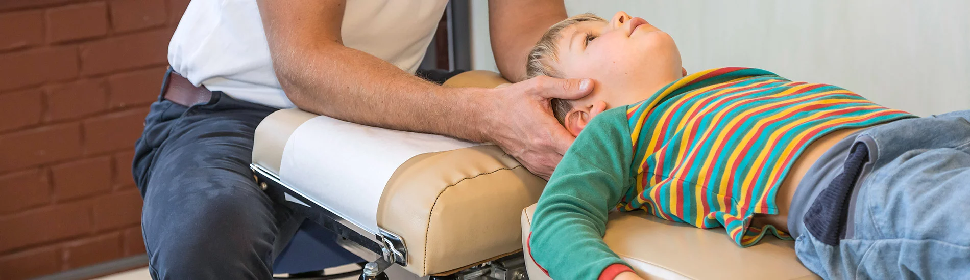 Osteopathische Behandlung eines Kindes in unserer Praxis Chiro&Co